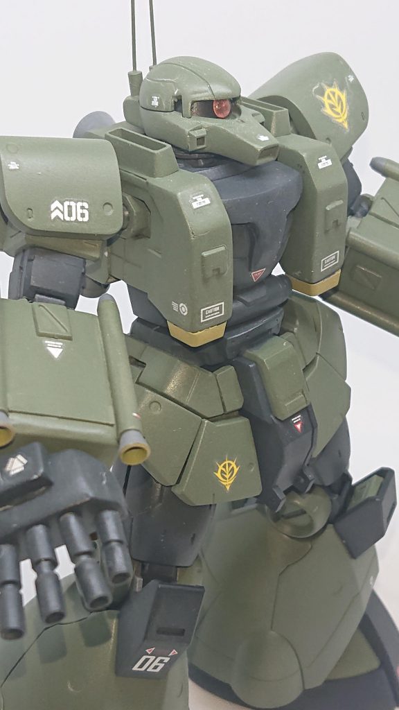 頭部はヴァッフの顔にグフの口をドッキングさせました。