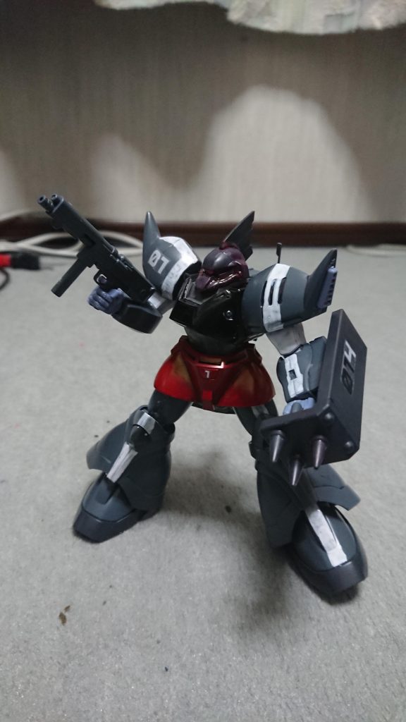 戦場で廃棄された残骸を修復した機体であるため、各種パーツのカラーリングが異なっている。希少種であるゲルググマリーネに似せた所謂、レプリカと呼ばれる機種である。