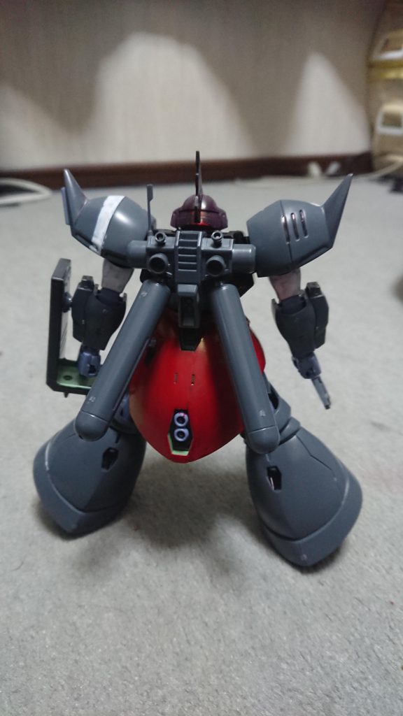 所有者は日本のMSコレクターの男性。重度のジオンマニアで、ガレージにはザク、ドム、ゲルググがずらりと並んでいる。