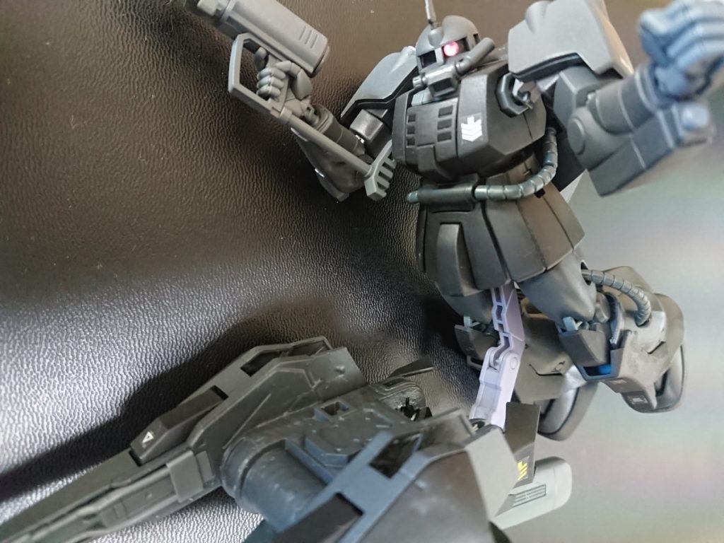 可動ジョイントで接続してます。はしゃいでるみたいなポーズ・・・