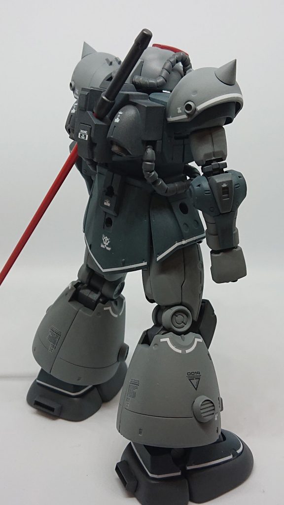 後ろ姿はドムっぽい。