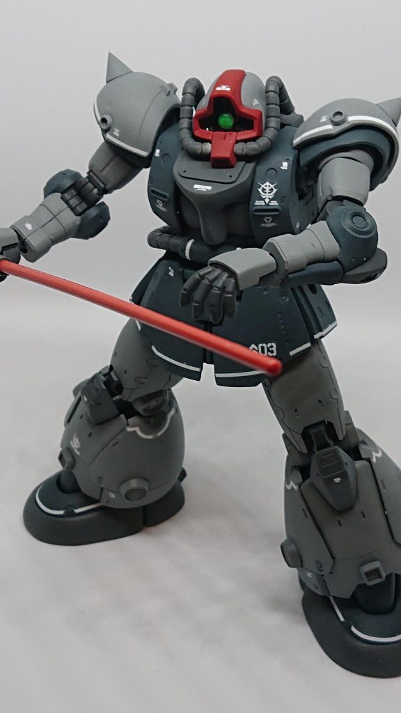 サーベルを構えてポーズ①