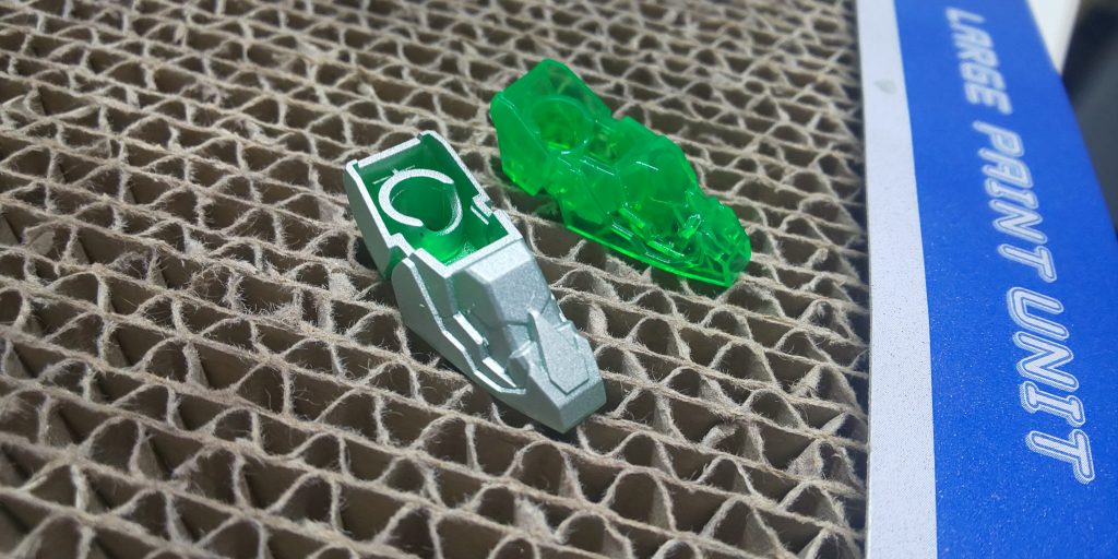 クリアパーツを活かそうと思いましたが、塗り分けの為の筋掘りが出来なかったので、全部塗装してしまいました。