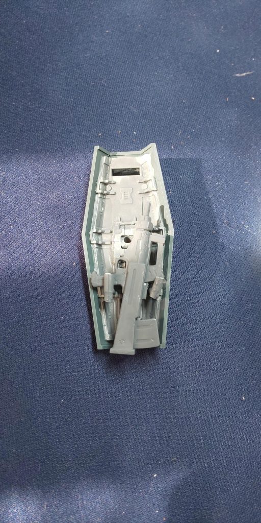 シールド裏にウエポンラック 