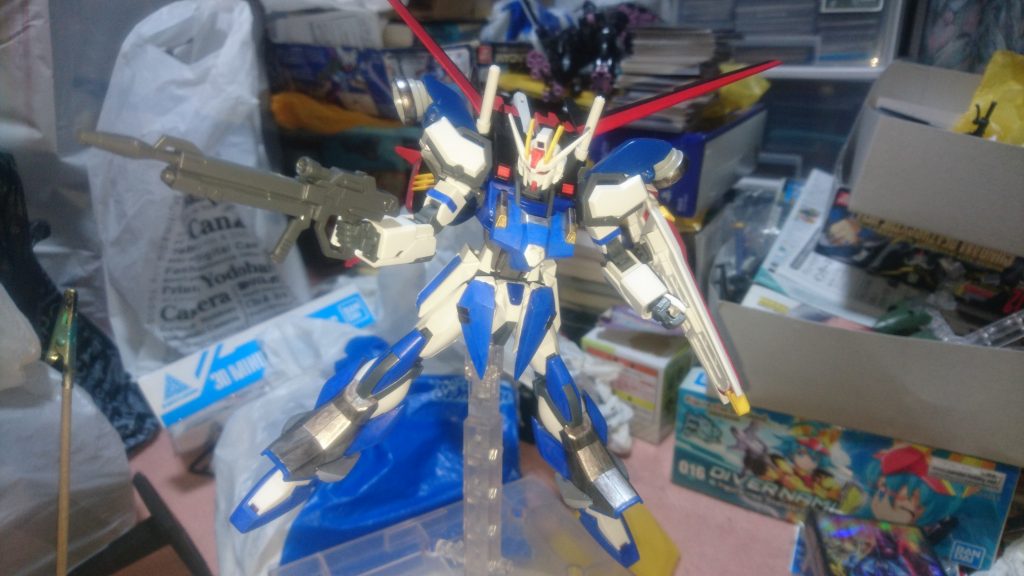 頭部や武装をストライクガンダムしてみましたが、違和感無いですね。