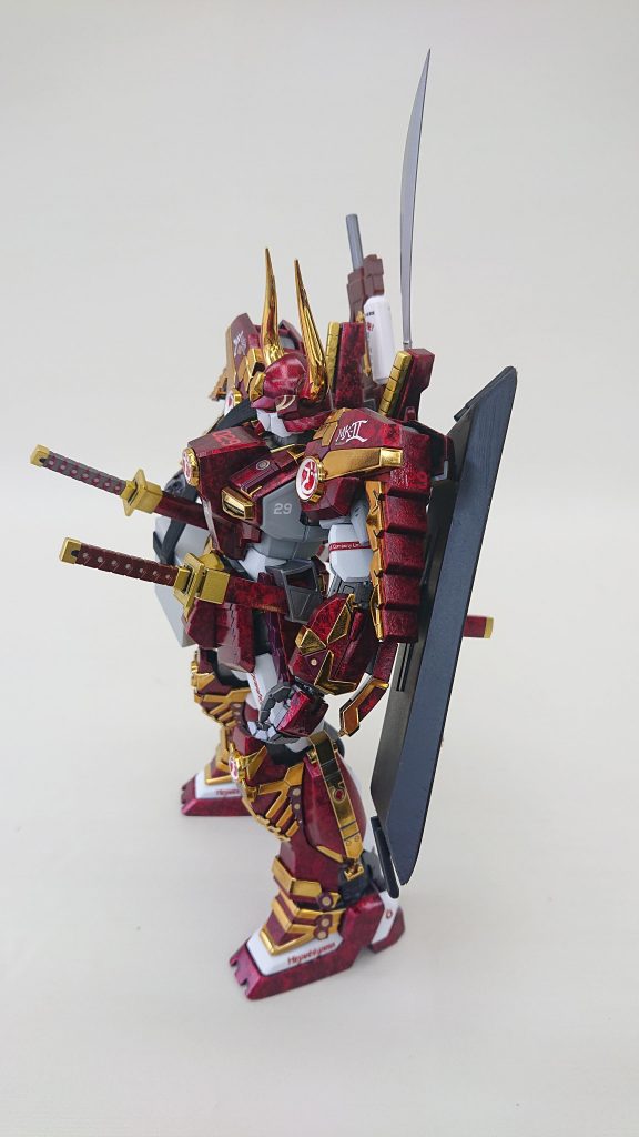 ベースはティターンズブルーですが、赤のラップ塗装をメインに全塗装。