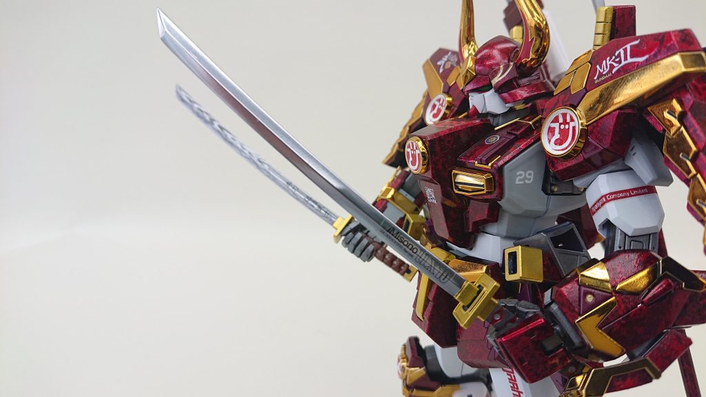 日本刀は牛刀に見立て、左右別々の実在メーカーに。「Misono UX10 モリブデン鋼」