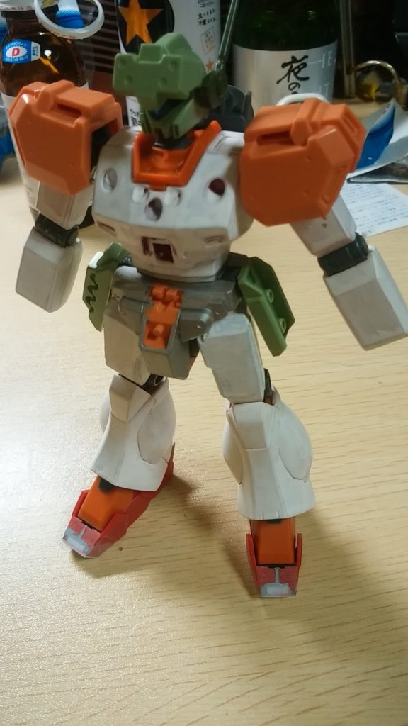 頭と腰は他のジェガンから流用。ブラストマスターの足、先端とかかとのパーツを短く切断