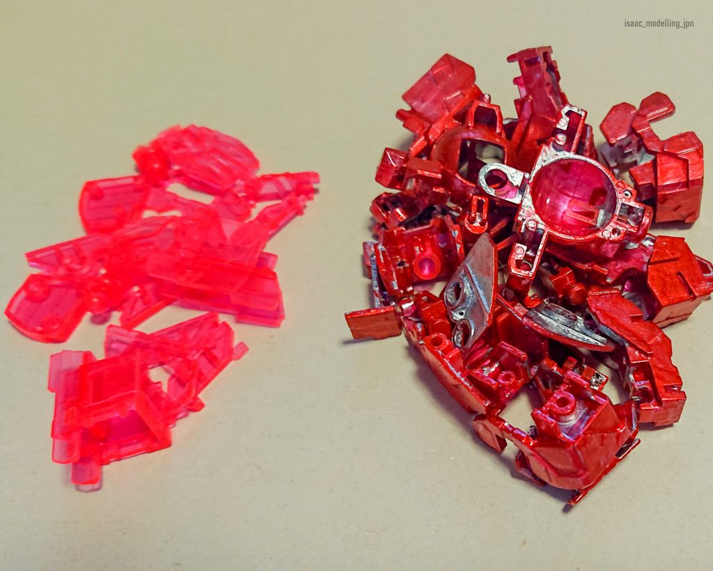 会心の出来だったサイコフレームの塗装ビフォーアフター。シルバーをあえてムラ目に塗り、その上からクリアレッドを塗りました。マツダ車の赤みたいになりました。個人的に大好物です。