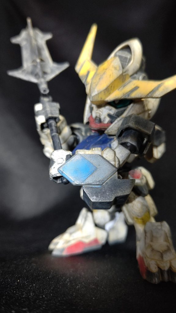 正面からメイスを構えて。