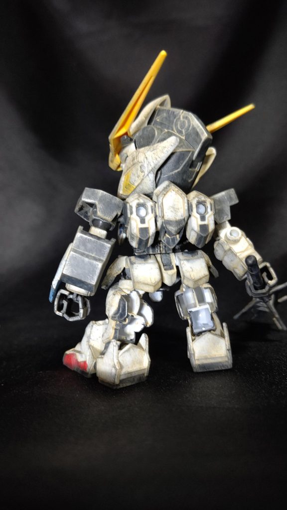 バックショットです。足の肉抜き穴が目立ちますが…