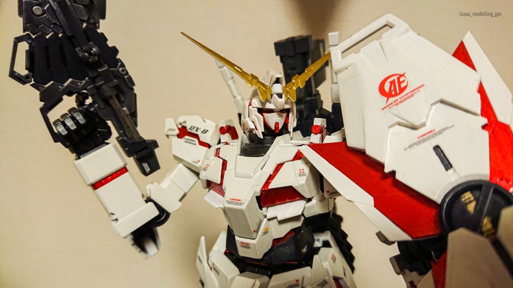 兵装や内部フレームは合えて黒サフそのままで、ウェザリングマスターのシルバーをドライブラシのように使い金属的な表現を目指しています。