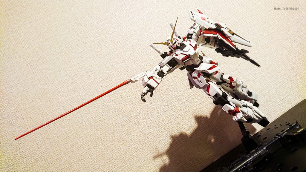 ビームサーベルもサイコフレームと同じ手法で重ね塗りしています。アニメとは全く違う色ですが、統一感が出ていい感じになりました。