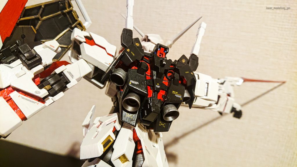 ランドセル、スリッパ、マグナムの弾倉は黒に限りなく近いネイビーで塗装しています。サイコフレームのギラギラと対比が出て良いですね。あと、盾の裏側が寂しかったのでなんとなくエングレービングのような塗装をしています。