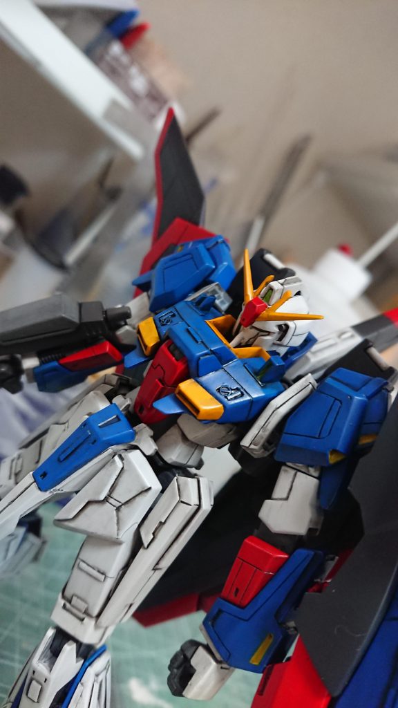 フンドシアーマーにディテール入れてるときに、デザインナイフで指ぶっ裂いてます。指の腹(？)から入って爪突き破って抜けていきました。刃物の取り扱いには注意しましょう。