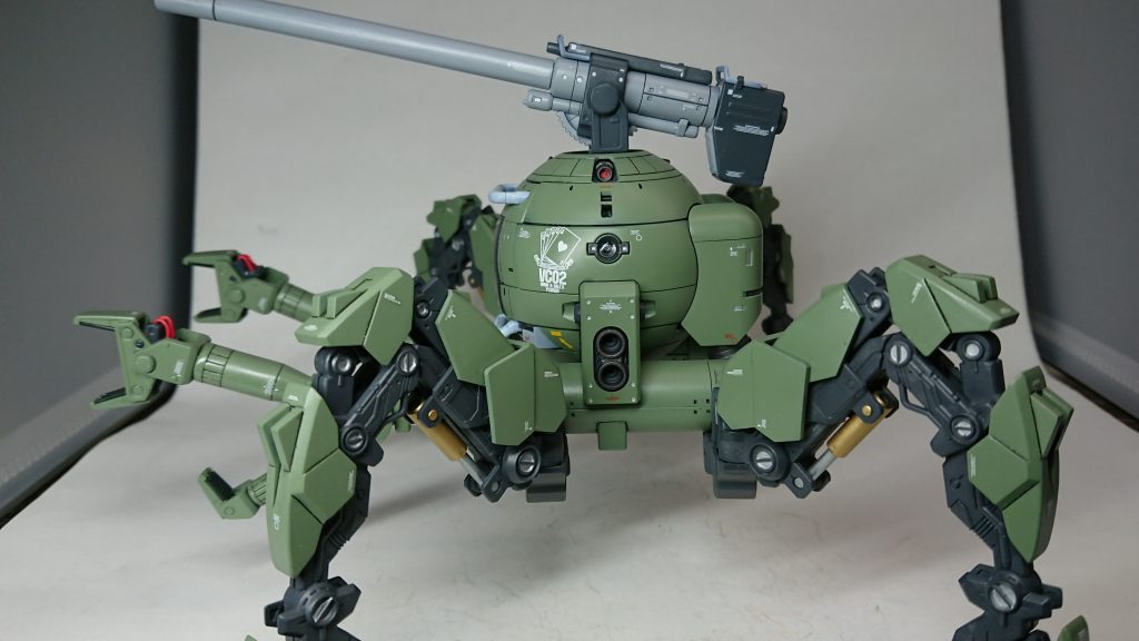 横から。脚部のシリンダーをシルバーとゴールドの差し色に変えてます。