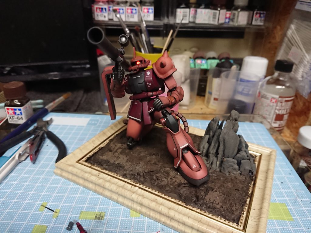 ジオラマ台はダイソーのフォトフレームと紙粘土、パークチップで、もう一回り大きかった方がよかったかも、もしくは建物か壁があったほうがジオラマ的にいいかも