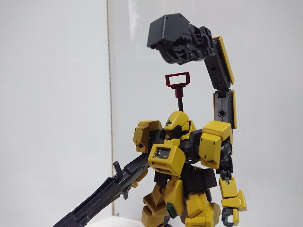 武装3 ギガグラップル背中に装備された大型アーム並の機体なら簡単にはスクラップにできます。アームアームズのアームにボールデンの装甲を付けれるようにしてます本体はヘキサギアの特典物です。