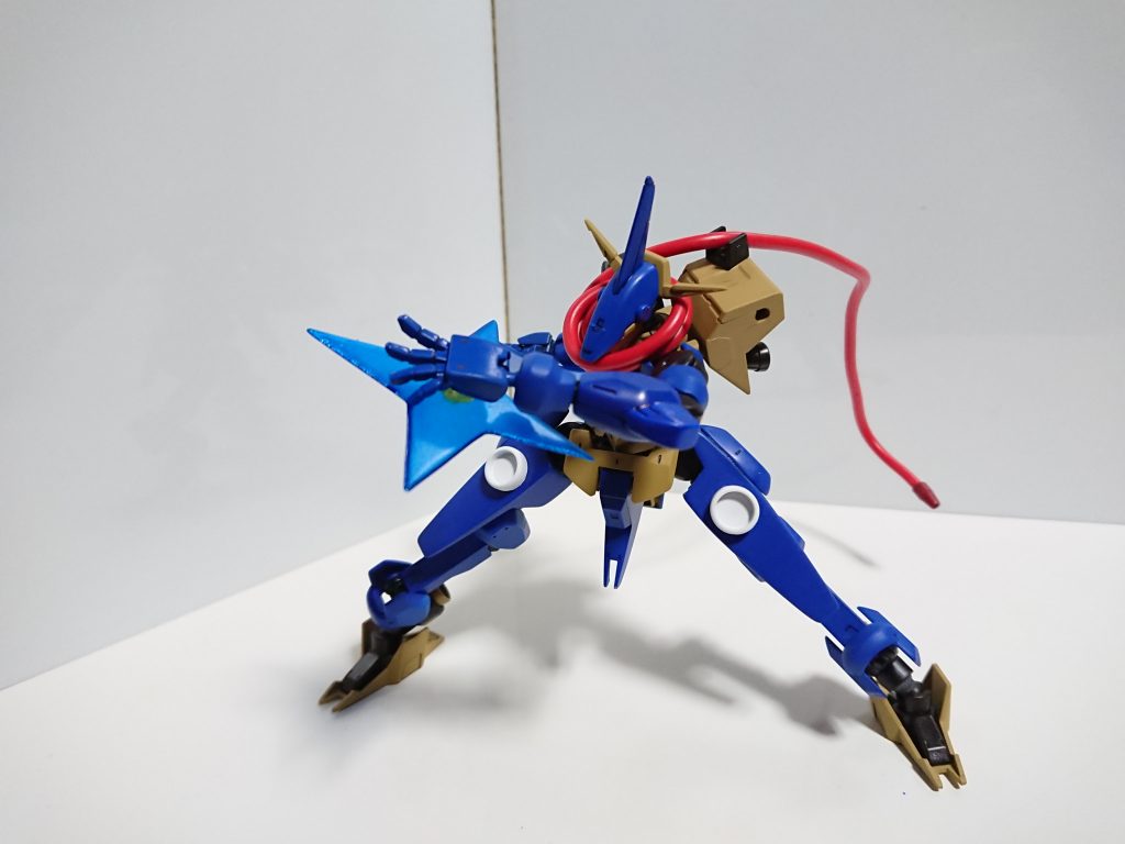 水手裏剣(小)アニメやスマブラでおなじみの技透明プラ板を切って薄くシャインシルバー→薄くメタリックブルー→クリアブルーで塗装してます。接続は手のひらに3mm穴を開けユニバースブースターついてたピンを使ってます。