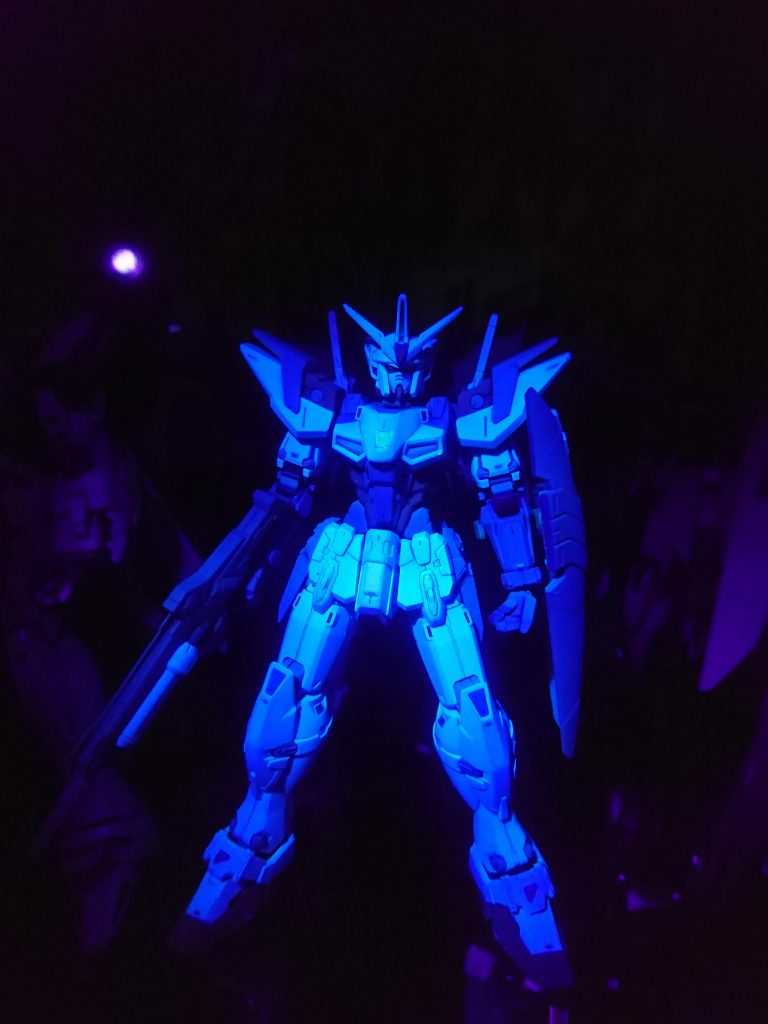 https://twitter.com/RX93moriss/status/1327976677012500481				ブラックライトで機体が発光する塗装一度やってみたかったので良い経験になりました。(こちらはブラックライトのみです。上手く撮るのがむずかしい…)