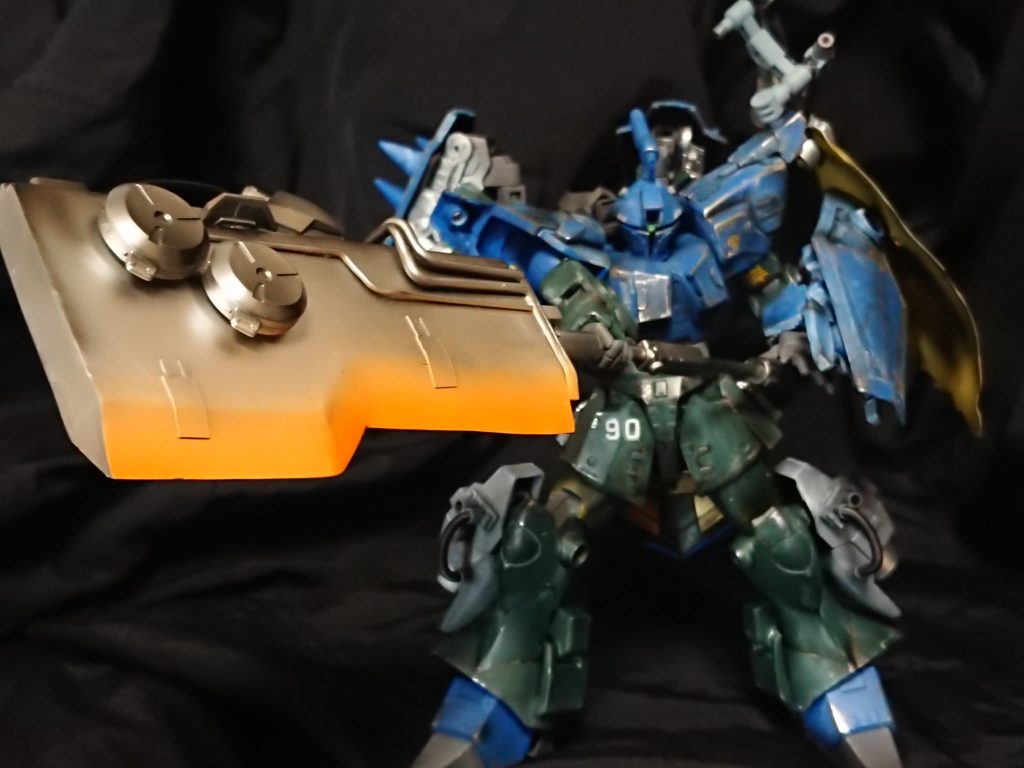 ヒート・G「グレート」ソード重量と灼熱刃、背面のスラスターにより対象を叩き割る格闘兵装装甲技術においてビーム兵器対策技術が進む中、質量兵装は常に一定の効果を維持している。新兵には扱い切れない武器だが、MS黎明期から質量武装を使用してきたベテランからすれば有効な武装とされている。