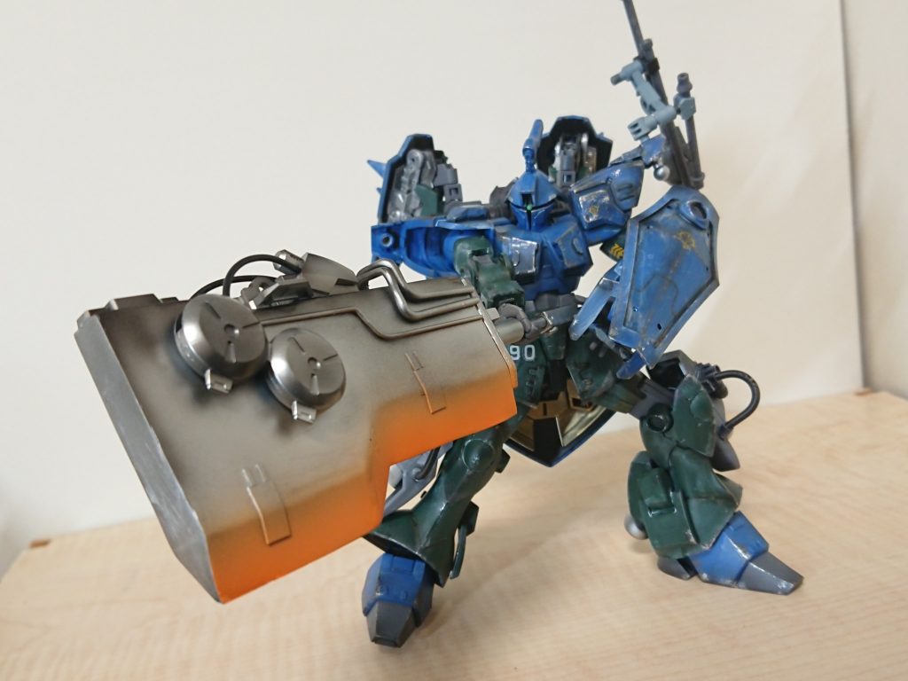 背面に小型スラスターを配置。内部ジェネレータによって刃の赤熱とスラスター噴射を行う。本武装を含めた重武装を使用するため、機体はドム系の堅牢なフレームを腕に採用している。