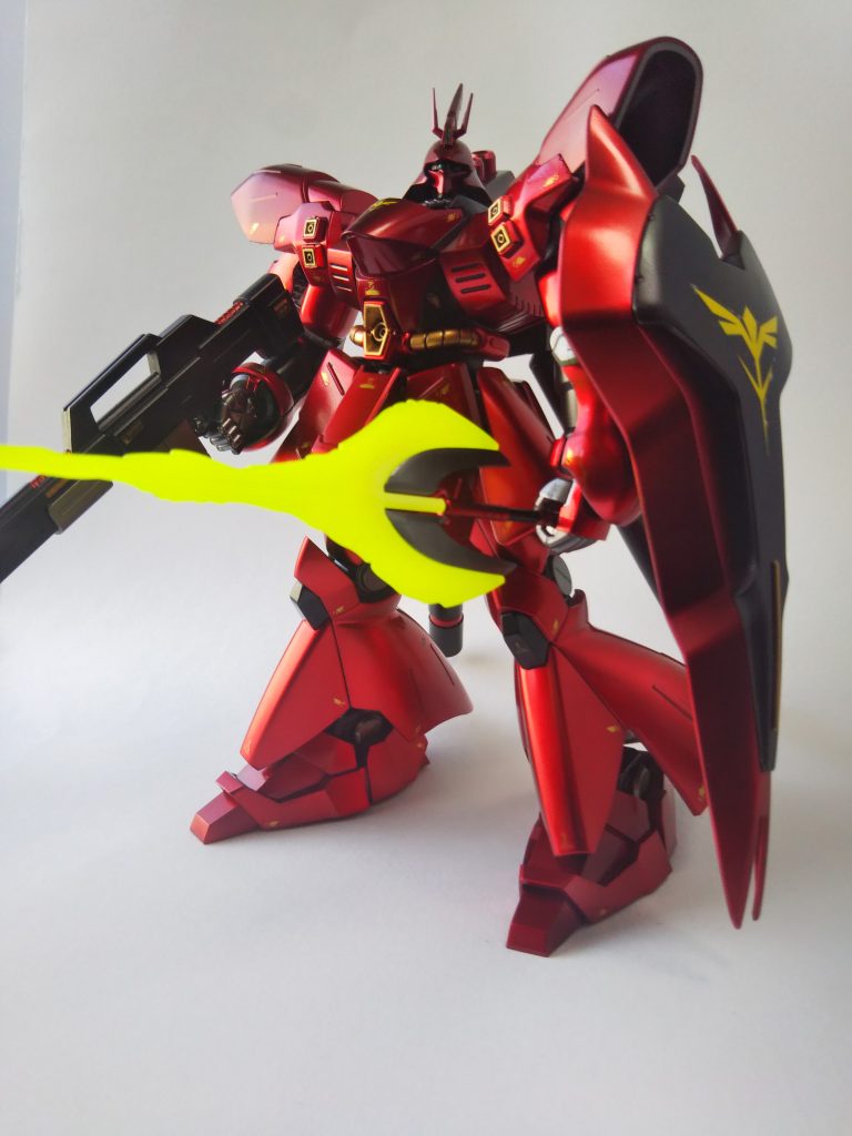 屋内にて。全景 キャンディー塗装は下地を2種類にて塗装しましたが全然違いが出ませんでした(´;ω;`)。頭部、胴体、つま先等:レッドゴールド→クリアレッド。手足:EXシルバー→クリアレッド 色分け箇所は、HGサザビー本来の色分け準拠です。