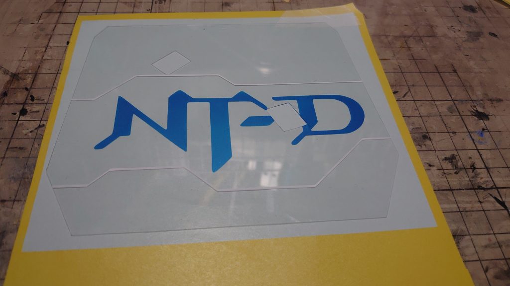 次はロゴの制作NT−Ｄの上下に白いラインを追加