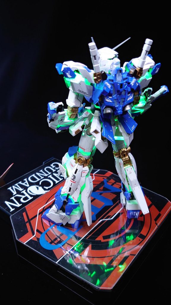透明プラバンにユニコーンガンダムのLEDが反射を狙いました