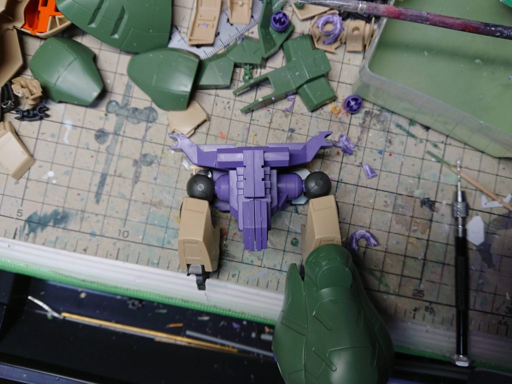 グシオンの股関節はそのままだと広すぎたので縮めています．