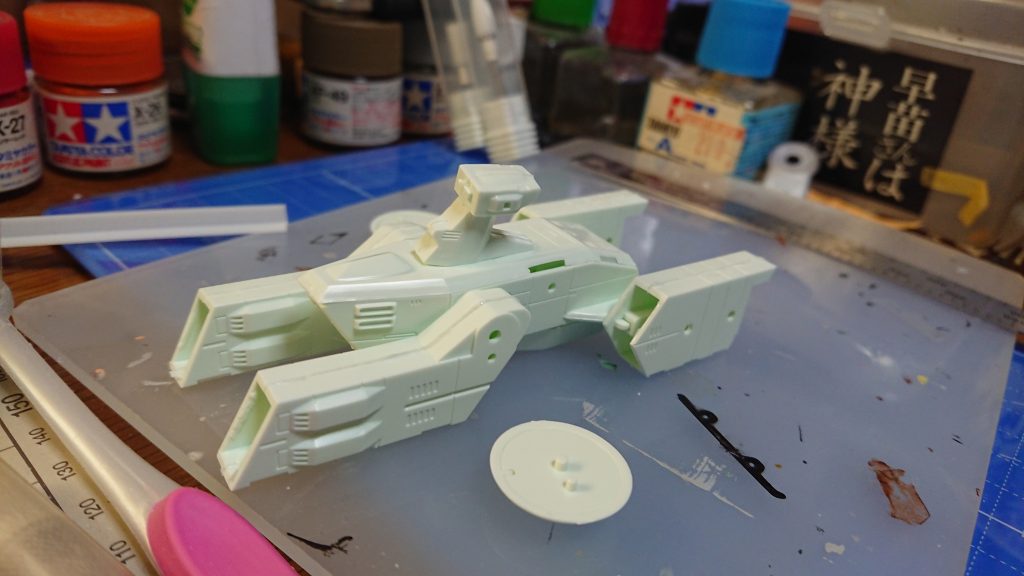 きちんと接着して、合わせ目を処理して、後は塗装するだけ。エッジの捲れや微妙な不整合は確かに気になるけど、これはロットを重ねた金型成形品の宿命。事実、それ以外は何の問題もないのです。