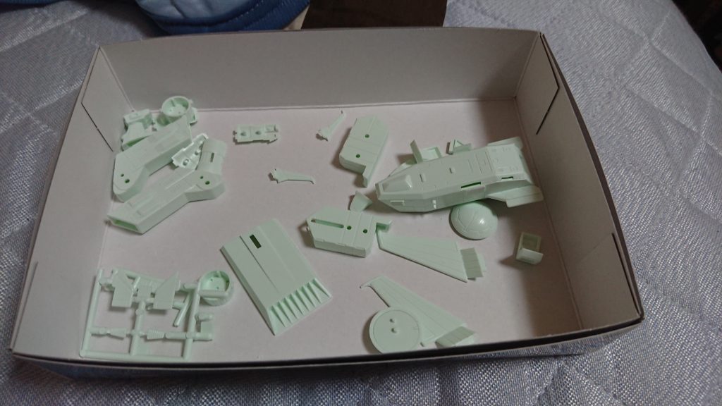 概ね塗装直前の状態。ボクも見てから気付いたのですが、意外と塗り分けラインで分割されている箇所が多いんです。最新鋭のキットと違い、塗装は必須ですが、何気に「痒い所に手が届く」設計の片鱗が見えるのも驚き。