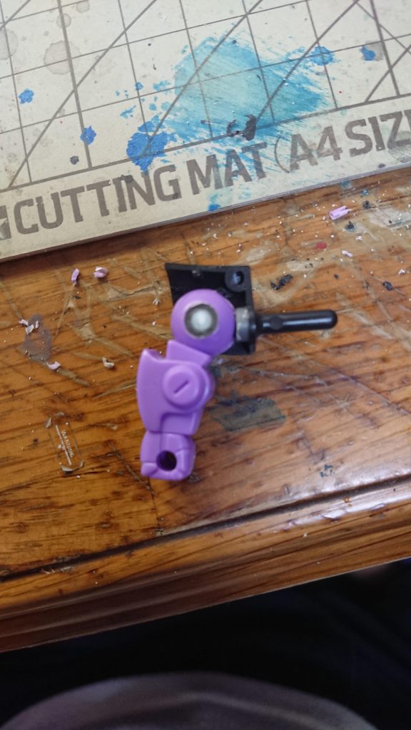 実は肩は微妙にややこしい方法で塗装後の取り付けに対応させています。肩アーマーと共締めに近い形で嵌め合わせる様にしたかったのですが、その為には軸の長さも相応に長くないといけないのです。