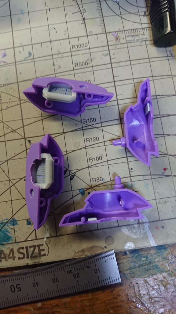 底板はこんな感じに仕込んでいます。大きなバーニアが入る箇所は角材も使いますが、これは高さを合わせる必要から。