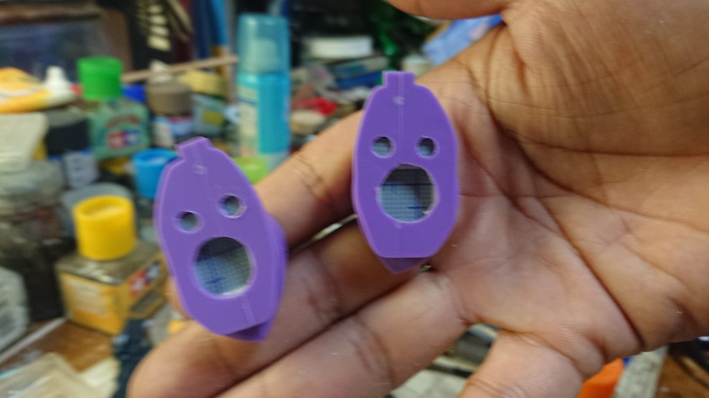 キットの足裏はのっぺらぼう。どうにも受け入れられなかったので、やはりHGUCを参考に改造しています。底板を足の裏に仕込み、そこに市販のディテールパーツを貼り込んで再現するのですが、完成すると見えないのが難点。