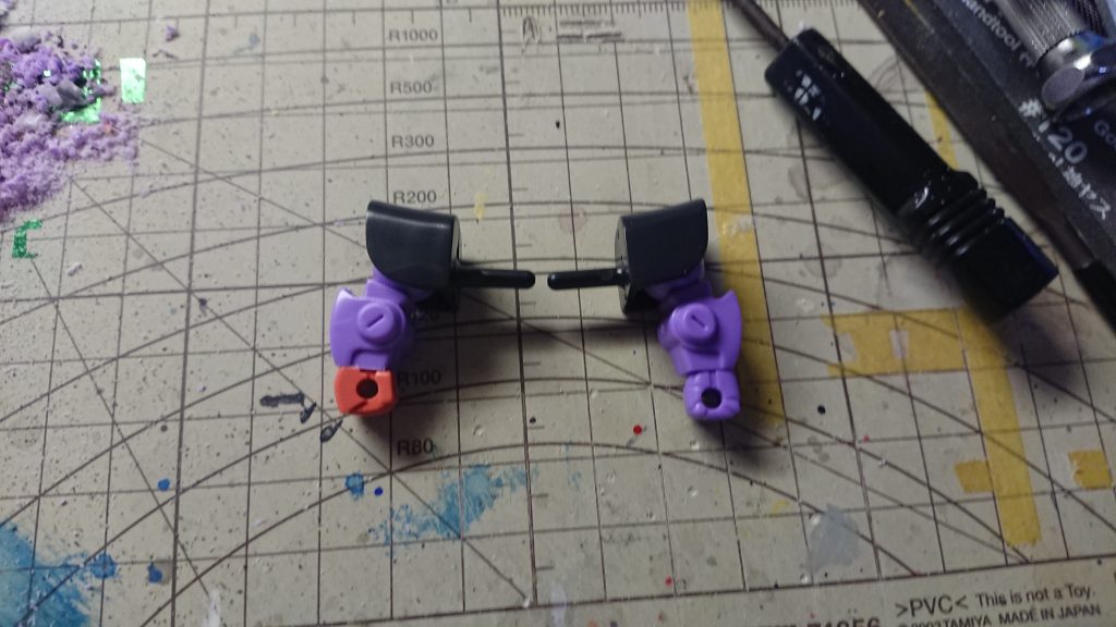 手首パーツもBB戦士の物を使います。右がキットそのまま、左がザクの手。拳の大きさはほぼ同じながら、かなり印象が変わって見えると思います。