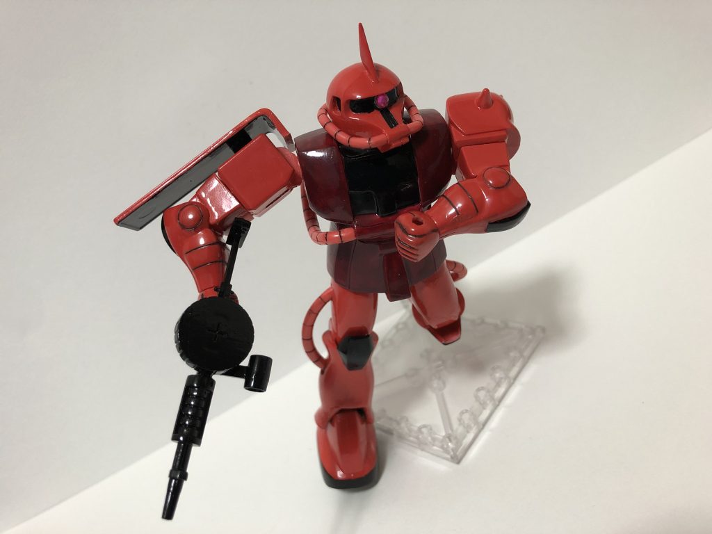 腰に3mm の穴を開けました。これによりスタンドの使用が可能です。スタンドを使いタックルのポーズです。