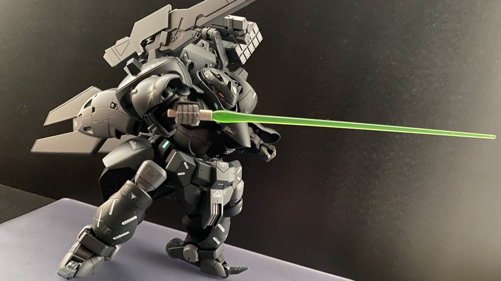 ビームサーベルを使用可能。両腕部アーマー内に2本、計4本搭載されている設定。