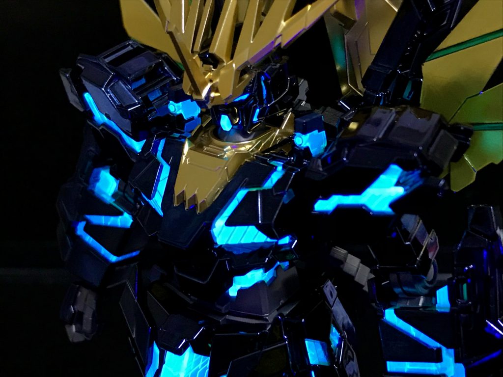 サイコフレームは標準でこのようにUVライトで光ります。金メッキ(つや消し)と相まって、とにかく派手です。