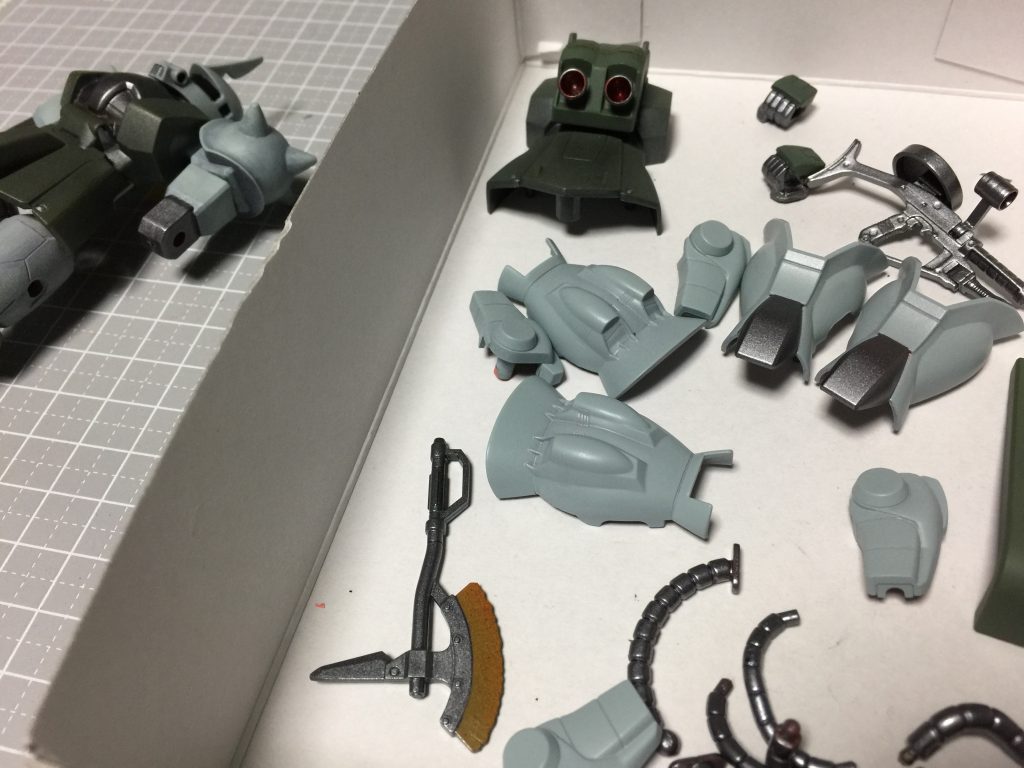 たまにはレシピ通りの色に作ろうかと思ったのも一瞬でして、シャアザク買ってきたのに、あっという間に量産っぽいカラーに(笑)