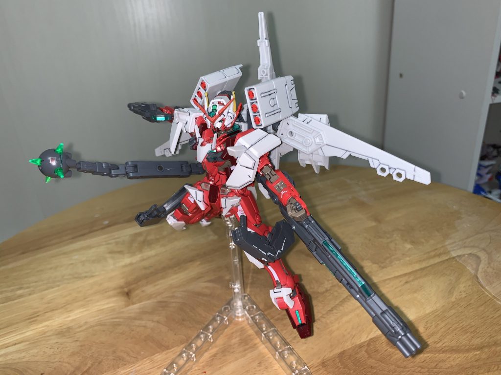 最後にトップにあるアストレアです。https://gumpla.jp/hg/591257で紹介したアルビオンアームズを大気圏内用に換装したものという設定です。実弾兵器や近距離用のGNハンマーを装備しています。