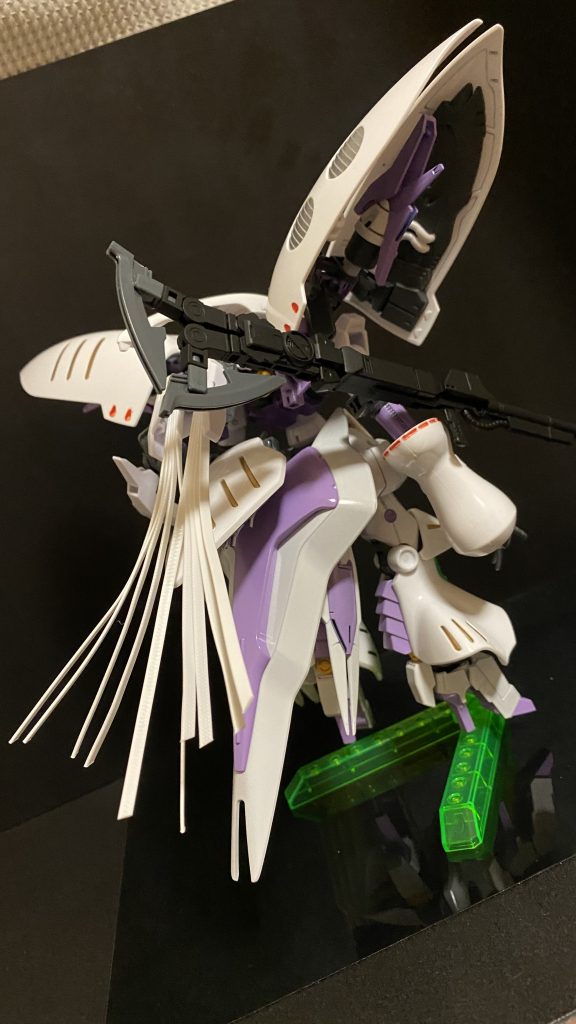 背中に見える髪のような物は、カウンターウエイトとしての役割を持つ。腰部には、GNファンネルとしてキュベレイのファンネルコンテナが確認できる。本機は太陽炉搭載機である、故に当然の事ながらトランザムも可能。