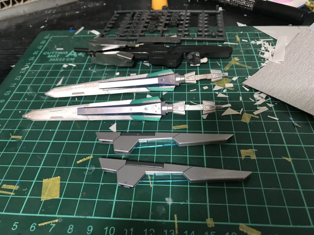 武器類です、表紙の剣はこれらの武器が合体して出来上がったものでエクストリームガンダムのお約束のような感じです