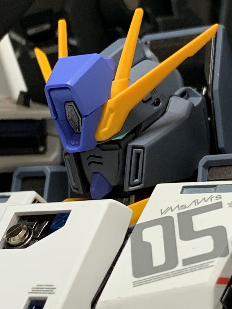 顔のアップ!センチネル顔なので前後に長いシルエットの頭部付属のシールがかなりキラっと反射してくれてとてもいい感じになってくれています胸部中央にはメタルパーツを埋め込んでいます