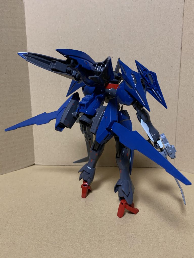 [解説]第4期LEVヴェルクートのエース向け改修機。旧大戦中期に新人類側陣営から現れた幻装兵、その能力はWARESが誇る科学力の粋である第3期LEVを圧倒した。危機感に後押しされ、より強力な機体として完成した第4期LEVだが、それをもってしても幻装兵を相手にするには力不足は否めなかった。そんな中、幻装兵に対して性能的に劣るはずのヴェルクートで、確たる戦果を挙げる者が少なからず存在していた。この機体はそのようなエース級パイロットの為に強化改修を行った機体である。エース級パイロットの特徴を検証した結果、①機体の高い機動性を駆使して幻装兵を翻弄している。②テトラ・ビットに頼る事なく、近接戦で魔導障壁を突破している。③一機で複数の幻装兵を相手にしても生還している。以上の事がおおよそ共通事項として上げられる。個々のパイロットによって多少の差異はあるものの、機動性・近接戦の能力に秀で、状況判断に優れている事は明らかであった。この検証結果から、ヴェルクートの機動性と近接戦闘力の向上を旨とした改修が行われる事となった。まず、テロルブースターを最大出力時の機動性をそのままに、より細やかな旋回性能や加速性が向上するように設計から変更。テトラ・ビットの搭載数を7基から4基に減らし、その分のFCSの演算処理を他に回す事で反応速度が向上している。武装もより近接戦に特化した専用設計のA.R.B.Aの開発が行われた。これらの改修により、エースパイロット達は各戦線で旧人類軍の瓦解を薄氷の上を歩くような危うさで防ぎ、希望たる第5期LEVの開発までの時間を稼いだのである。武装○A.R.B.A tipe-Γ大型の高速振動剣をエーテリックライフル二丁でサンドイッチした武装。高速振動剣は先端が鉤状になっており、さながら死神の鎌の如く、憎むべき新人類の生命を刈り取る。○テトラ・ビット自動追尾式の遠隔兵器。本来ならば魔導障壁を排除する為に使用されるが、エースパイロットが使えば、これも幻装兵を仕留める為の恐るべき凶弾と化す。