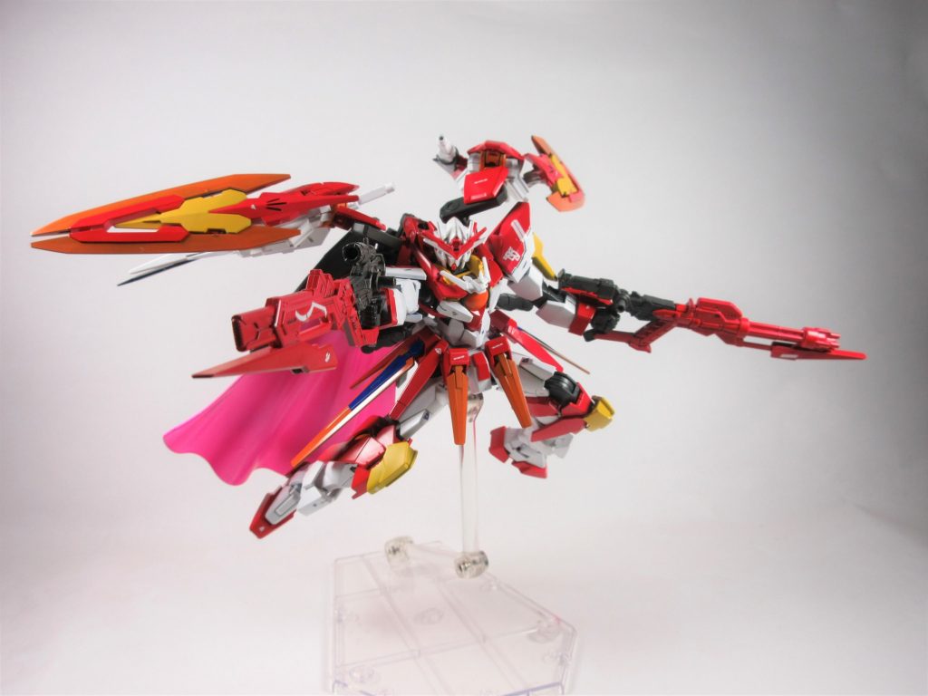 GNカルドライフル主に右手に装備するビームライフルこちらは精密性、射程、威力に重きを置いており連射性は低いもののバスターライフル並の高出力のビームを発射する基本的には後述することガトリングで敵を牽制しつつ威力に優れるこちらで狙い撃つ戦闘スタイルが想定されている。また射程の長さを活かしたバトルプランも立てられる為、本機が万能機たる由縁とも言える武装となっている。名前のカルドはイタリア語で熱いを意味する。