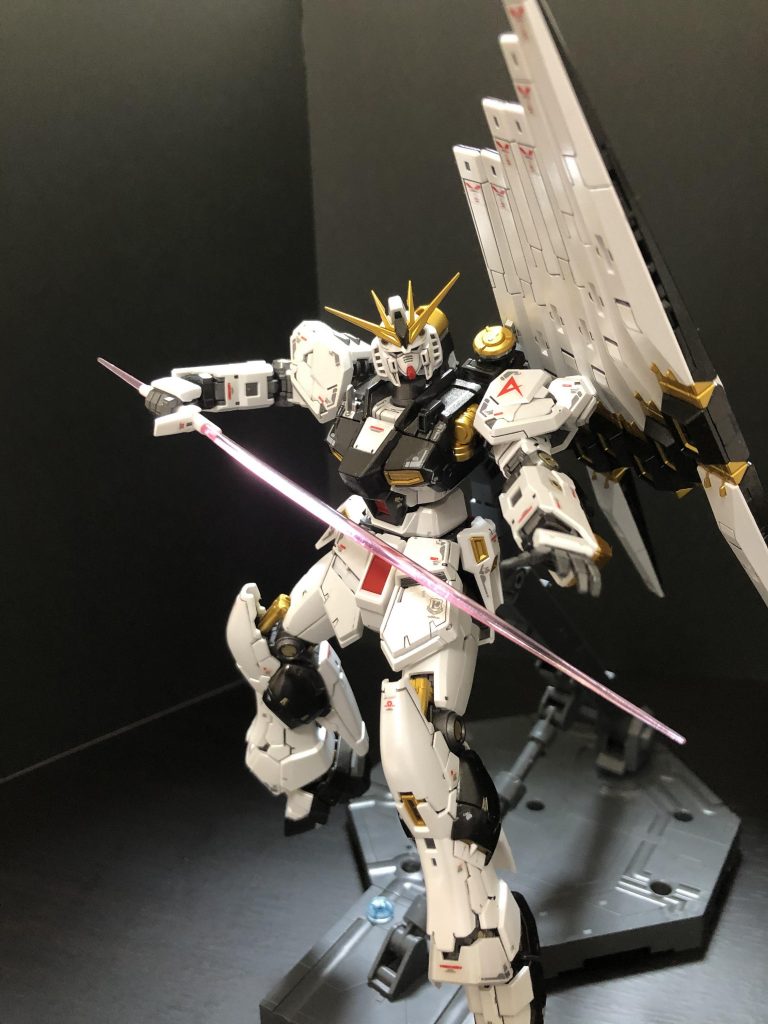 ビーム・サーベル:曲刀状のビーム刄を発生させるタイプで、グリップエンドからも刄の展開可能。攻撃時にのみビーム刄を展開する間歇式。左腕部にも予備を装備する。