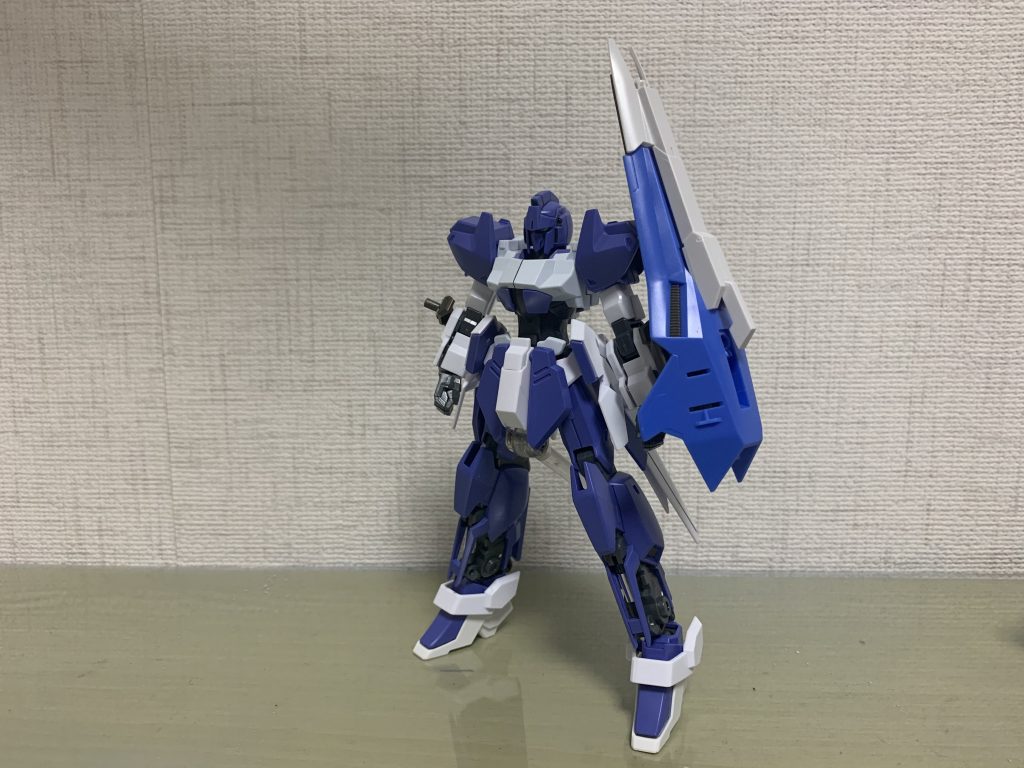 元々ヘイズルのシールドブースターを使用するか迷っていたのですが、色合い的にもブレイブの方が合うと思いこちらに。しかし色は合わせた方がマッチすると思い、今回紫に塗装しました。