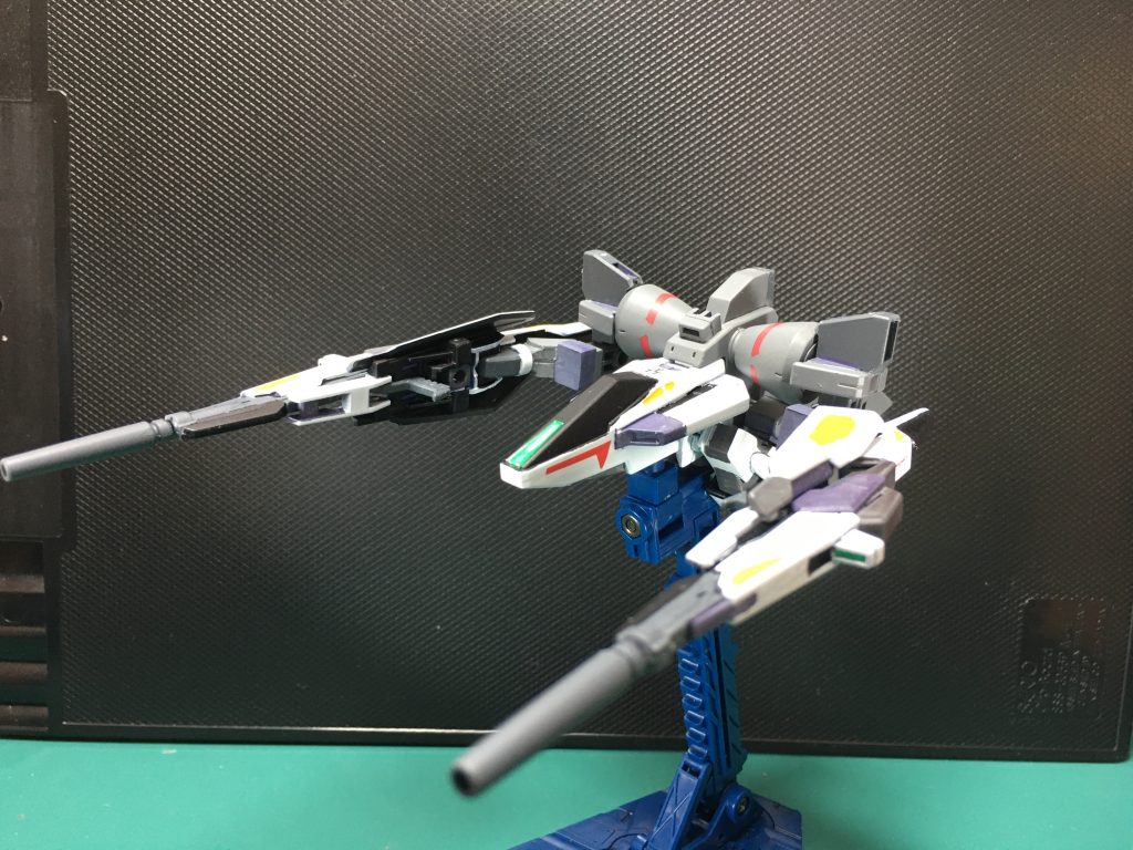 　FF-X29D Gパーツ[フルドドD]。エゥーゴは強奪したガンダムMk-Ⅱの強化ユニットとして支援戦闘機Gディフェンサーを開発、実戦投入した。　Gディフェンサーの戦果はティターンズ側でも評価され、Gディフェンサーを模倣した支援戦闘機が開発された。T3部隊での運用に際してガンダムTR-1との共同運用の為一部改修が施された。なお、機体名称のDは「ディフェンサー」を意味する。