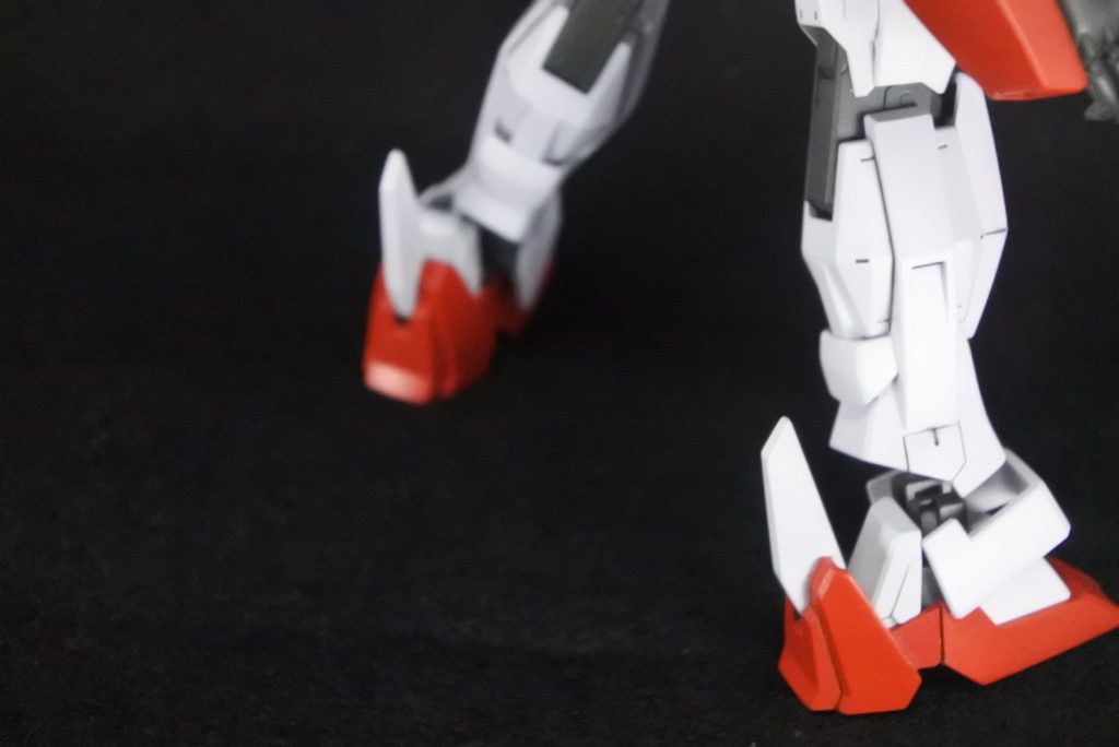 かかと部パーツはHGカオスガンダムから拝借｡このパーツのおかげで簡易変形ができるようになったので頭が上がりません(笑)